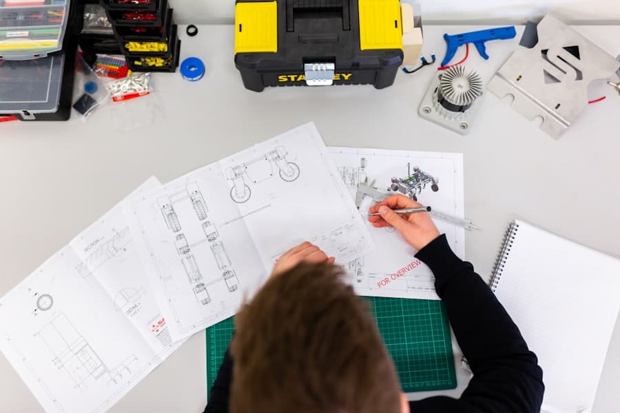 Plans techniques annotés sur une table de travail